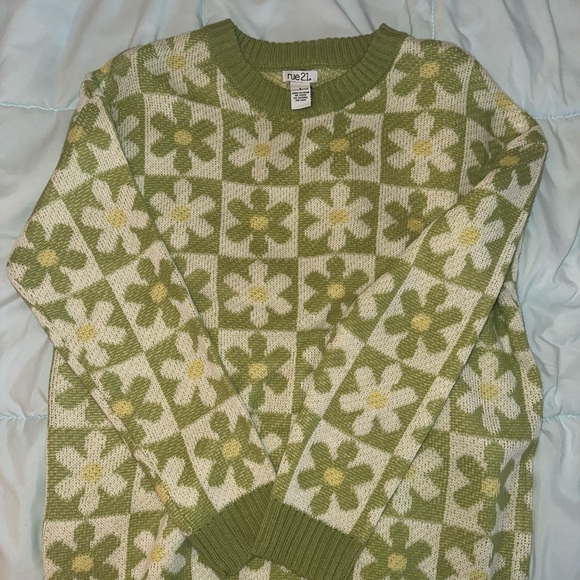 NWOT Women’s Green/white/yellow sweater - Picture 2 of 6